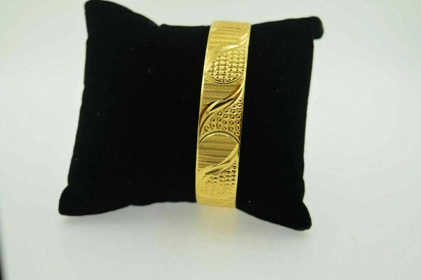 22K Solid Yellow Gold Bangle Cuff Bracelet with Diamond Cut | Handmade and Customized