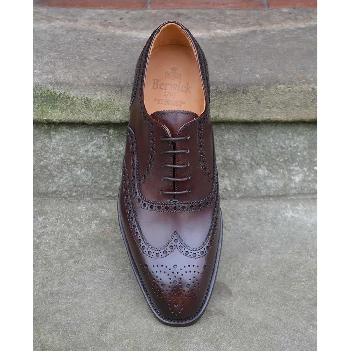 Berwick 1707 Brogue (5215) - Moka