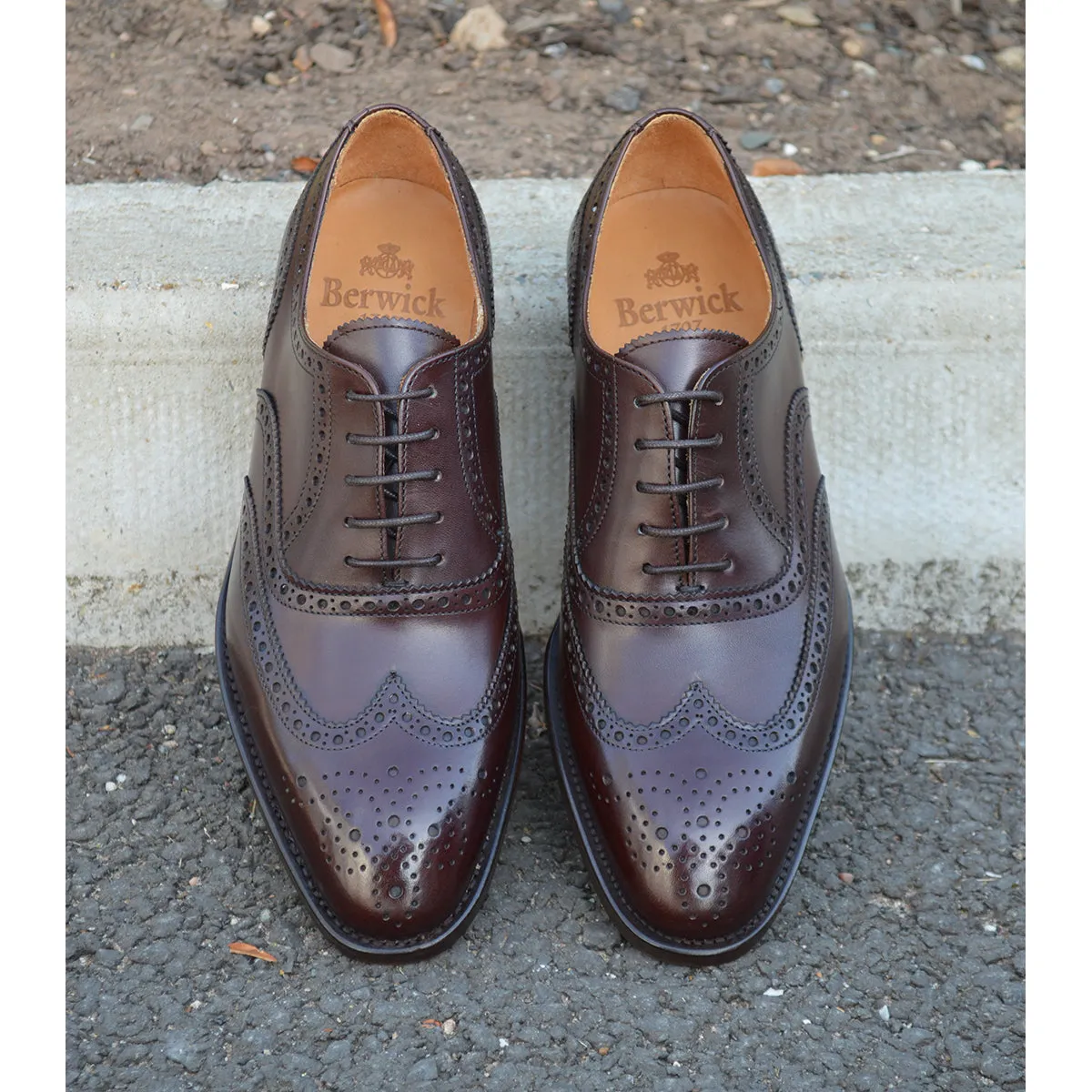 Berwick 1707 Brogue (5215) - Moka