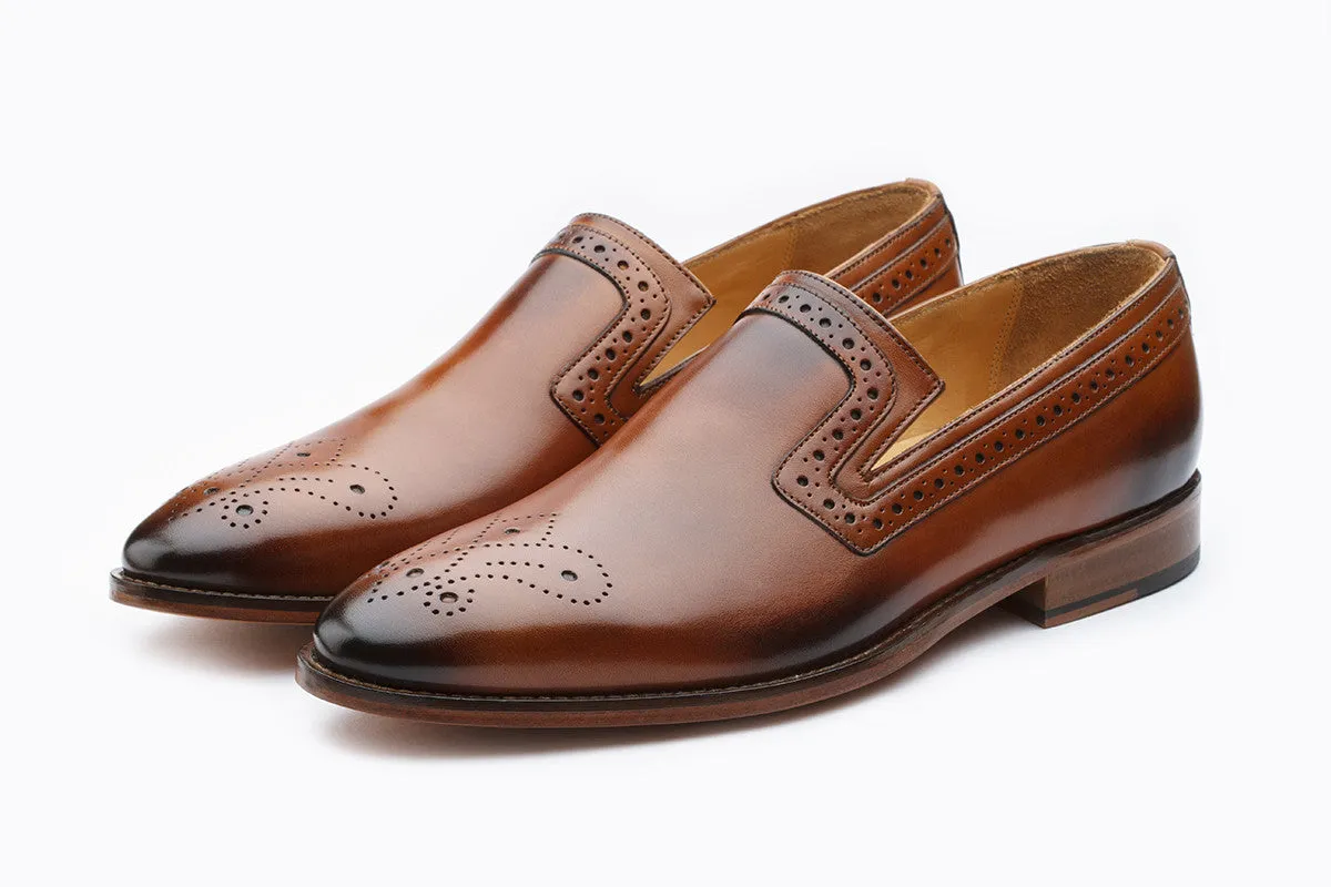 BROGUE LOAFER WITH MEDALLION –TAN