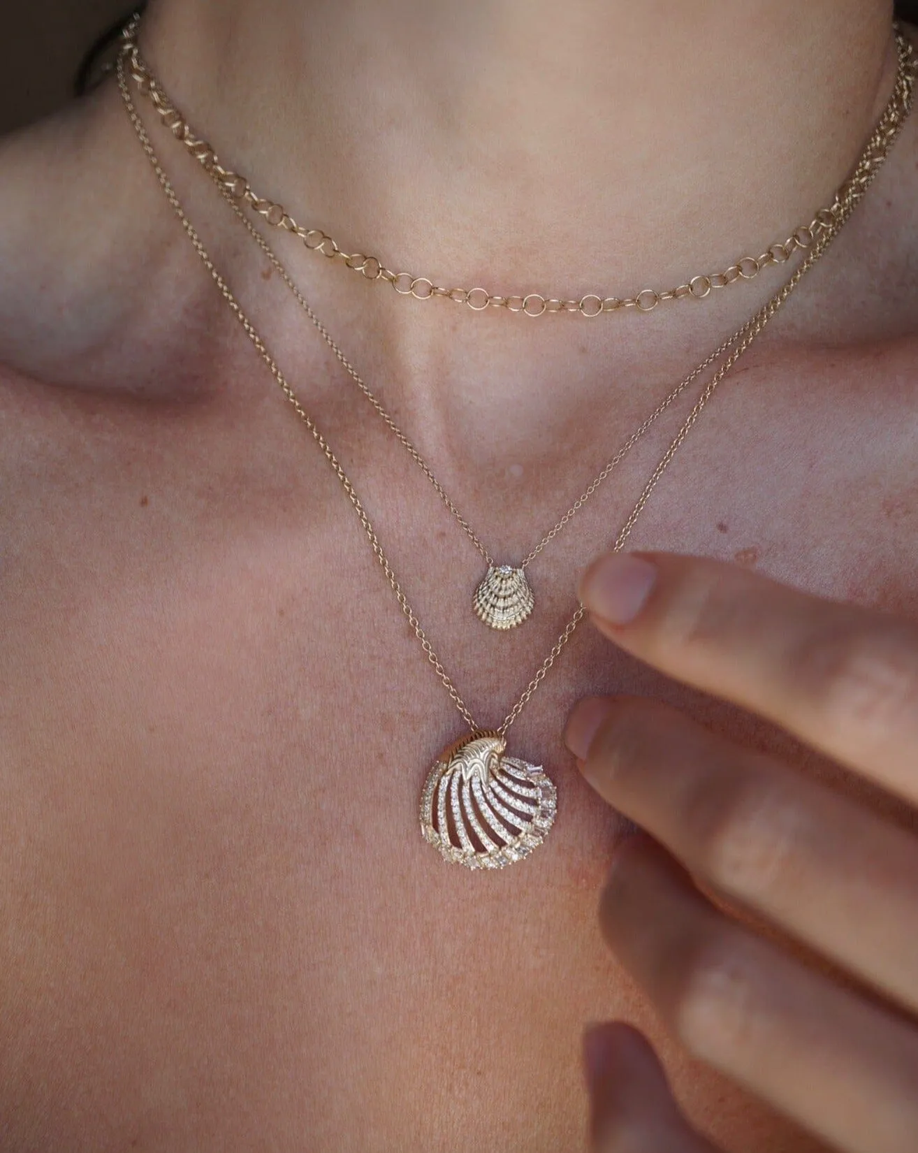 Dazzling Sunrise Shell Necklace with Diamond Accents