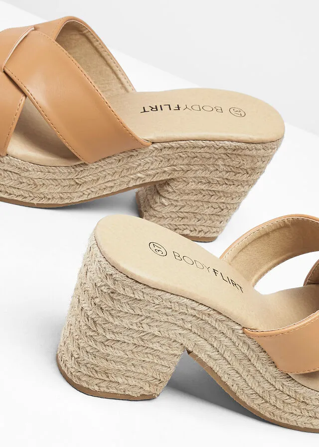 Platform Mules in Capuchino color.