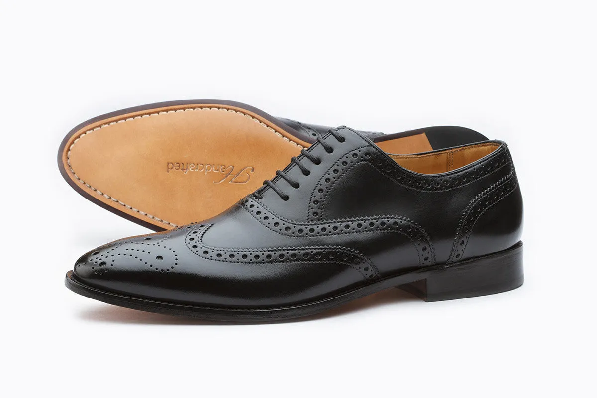 Wingcap Oxford shoes with medallion in black