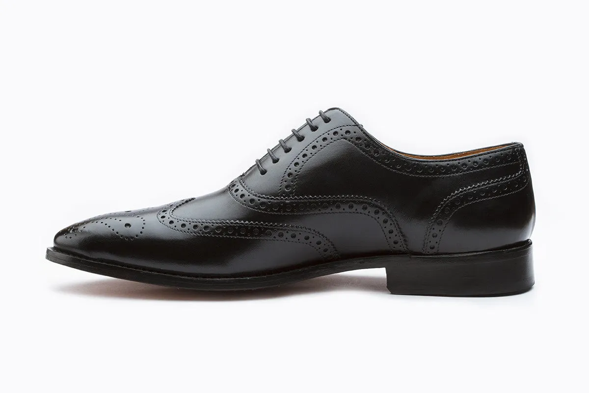 Wingcap Oxford shoes with medallion in black