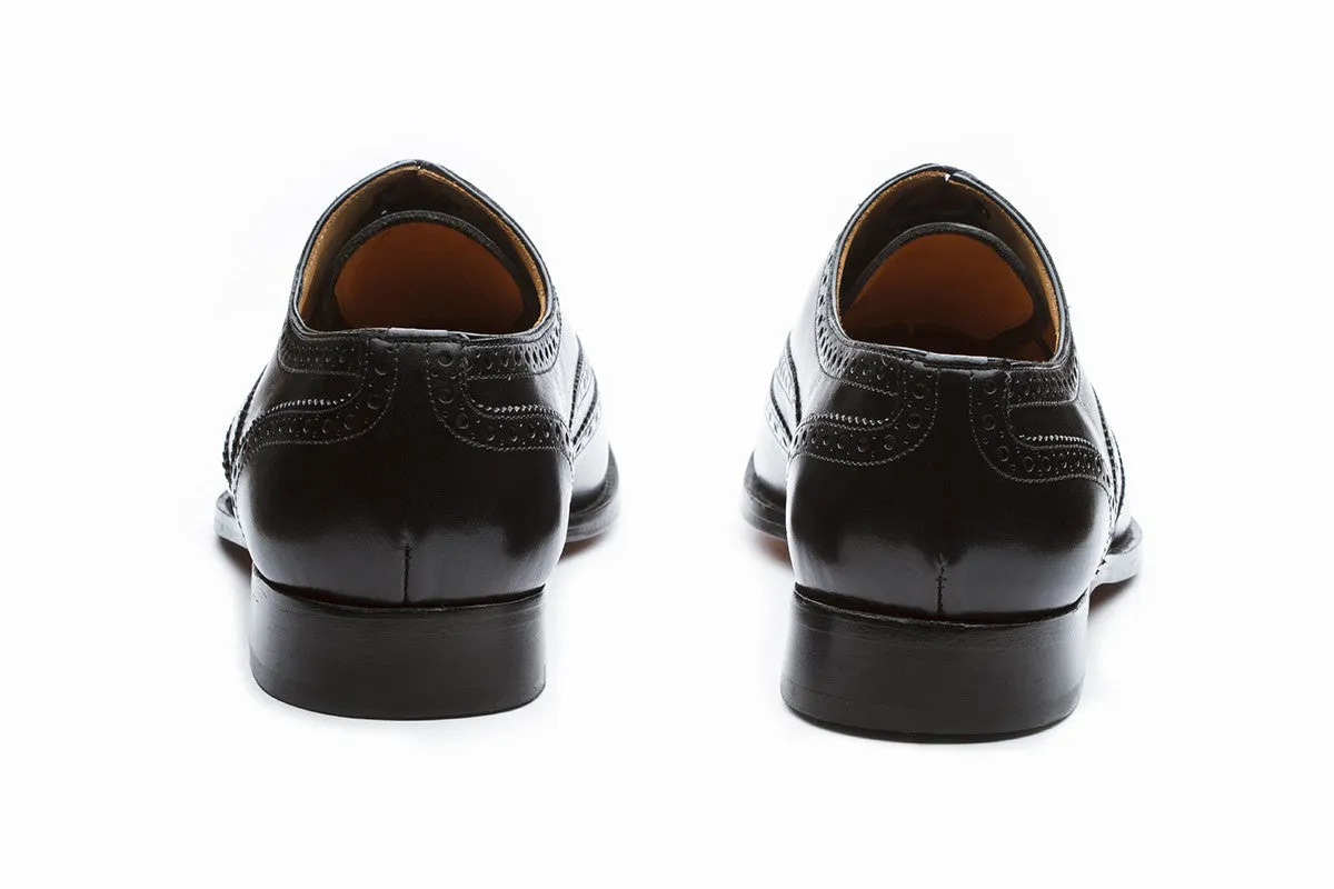 Wingcap Oxford shoes with medallion in black