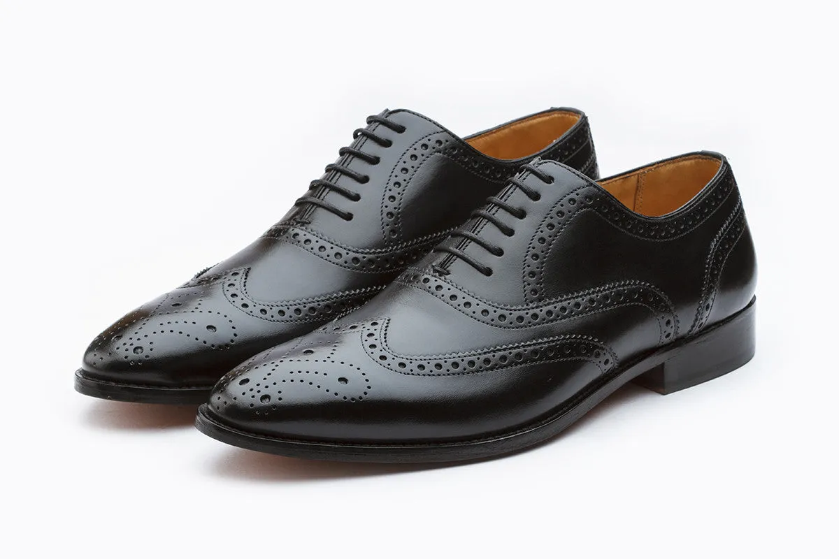 Wingcap Oxford shoes with medallion in black